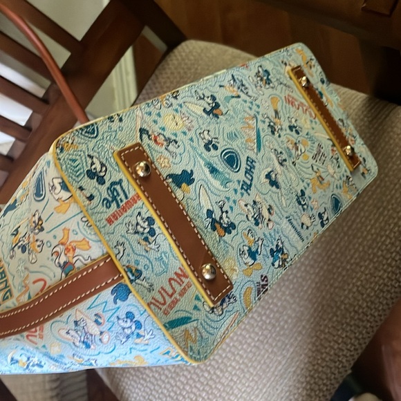 Disney Dooney & Bourke Aulani resort tote - Picture 3 of 6